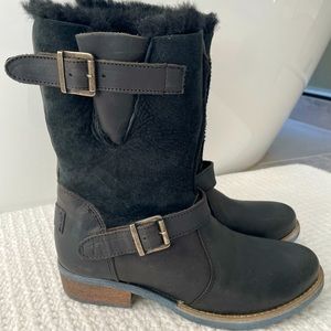 Luxe De Leon fine leather snow boots with fur lining. Made in Mexico.